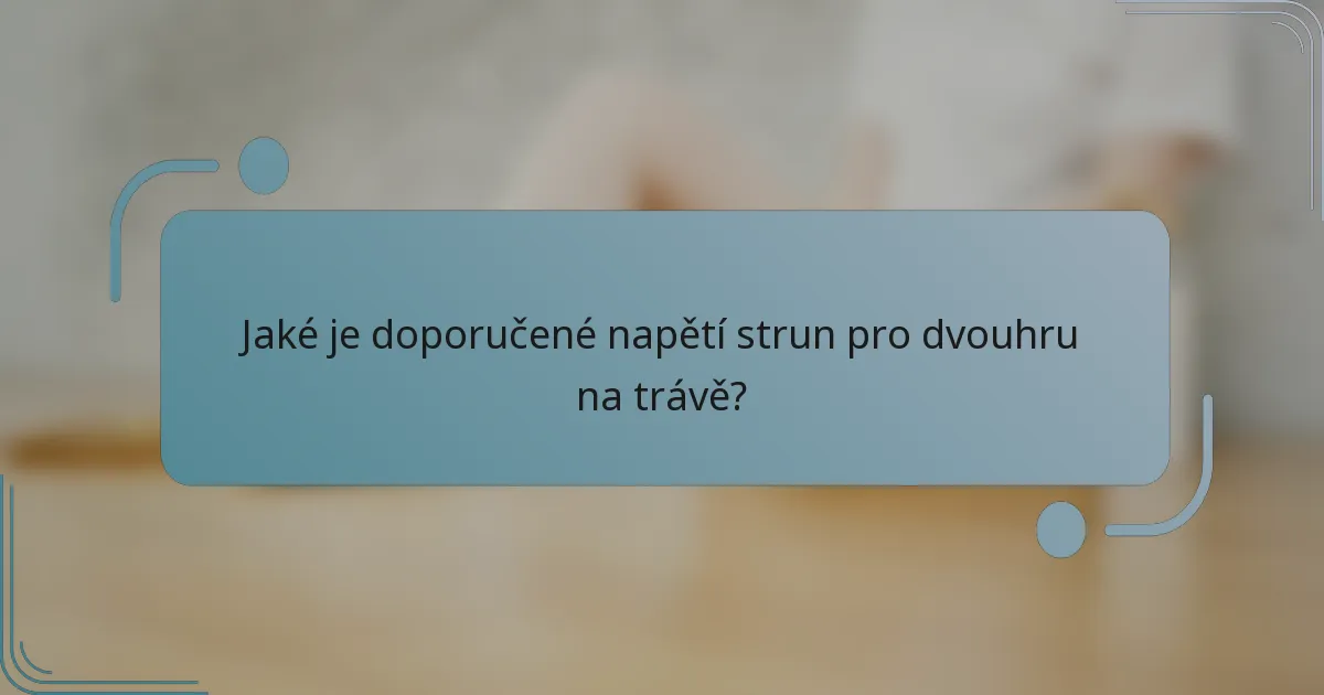 Jaké je doporučené napětí strun pro dvouhru na trávě?